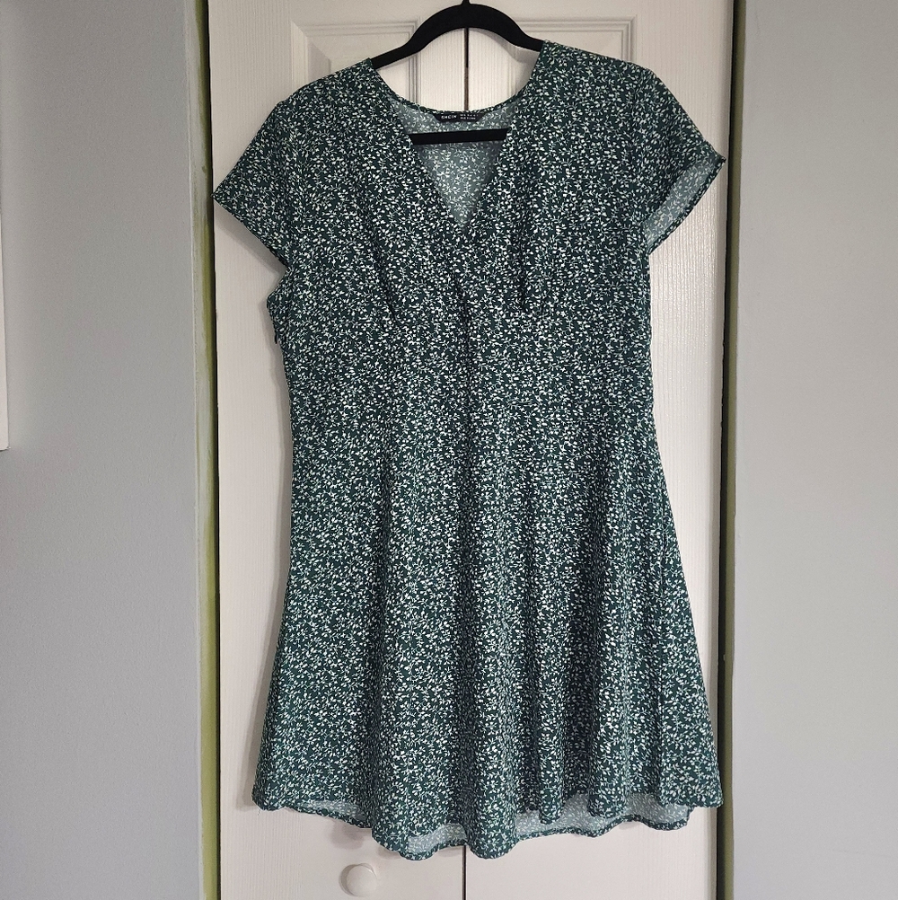 Romatic And Dreamy,Green Floral Short Sleeve V-Neck Mini Dress Size XL